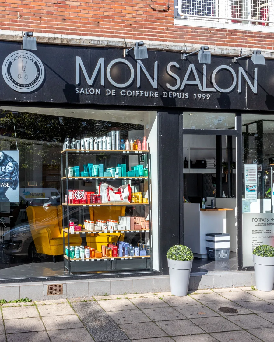 Façade de Mon Salon, salon de coiffure depuis 1999, place de la République à Dunkerque