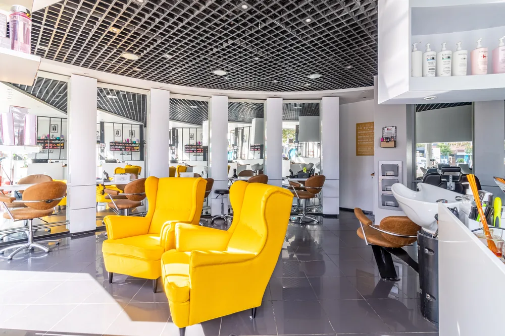 Fauteuils jaunes de l'espace attente de Mon Salon, salon de coiffure à Dunkerque