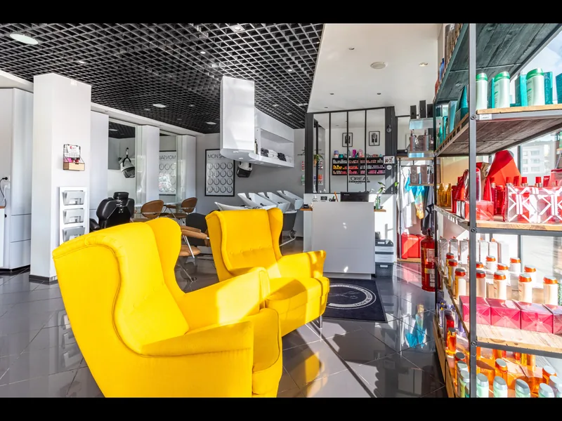 Fauteuils jaunes et étagère produits, Mon Salon coiffeur à Dunkerque