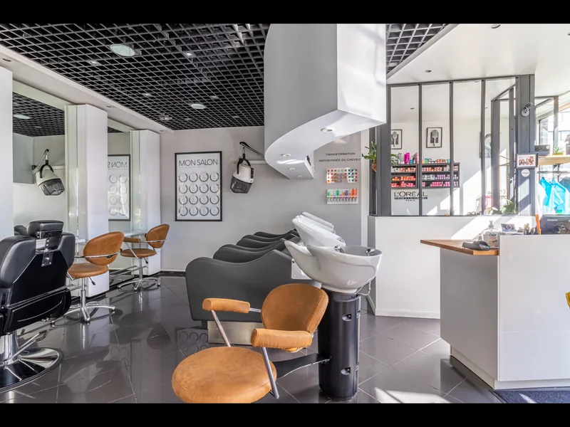 Espace coiffage sous plafond en trame noire, Mon Salon Dunkerque