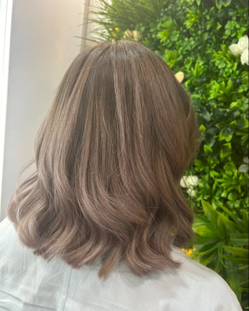 Carré châtain réalisé chez Mon Salon, coiffeur à Dunkerque